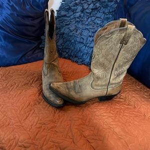 Ariat cowboy boots size 7/12 gently used. Great festival boots